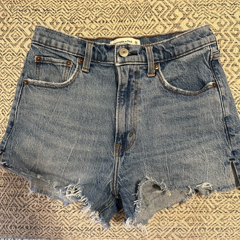 Abercrombie & Fitch “The Mom Short High Rise”